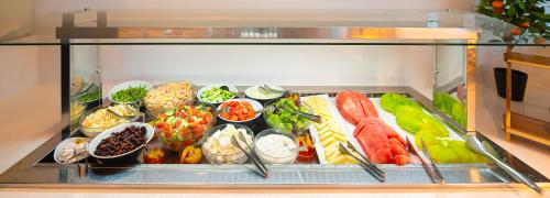 un réfrigérateur rempli de nombreux types de nourriture différents dans l'établissement Anna Maria Village, à Chersónissos