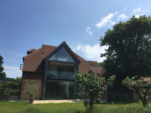 una casa con una gran ventana en el lateral en Hurst Farm B&B, en Crockham Hill