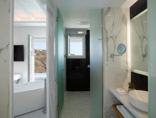 Kamar mandi di Epic Blue Mykonos