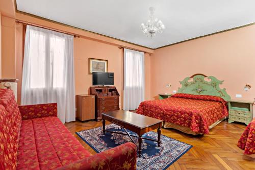 Llit o llits en una habitació de Hotel Malibran