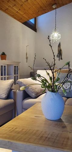 a living room with a table with a vase on it at Ferienwohnung Ankerplatz in Spiez