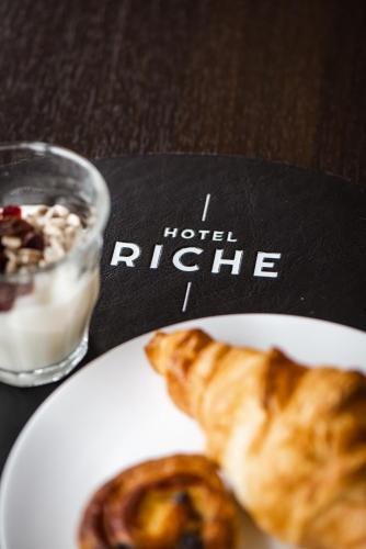een bord eten met een gebakje op een tafel bij Hotel Riche in Valkenburg
