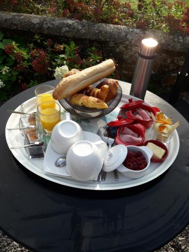 un plato de comida con un perrito caliente y fruta en Les Charmilles de Valencendre, en La Calotterie
