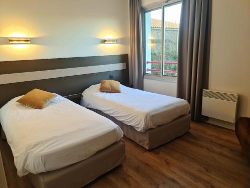 Postel nebo postele na pokoji v ubytování Hotel Pont De Senard
