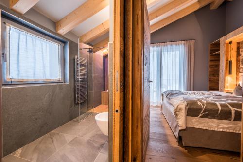 Una cama o camas en una habitación de Hotel Ravelli Luxury Spa