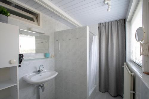 Koupelna v ubytování Sandepark 165- Groote Keeten