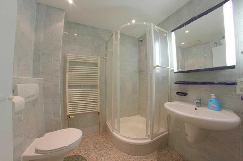 La salle de bains est pourvue d'une douche, de toilettes et d'un lavabo. dans l'établissement Haus Borkum WE 19, à Dorum Neufeld