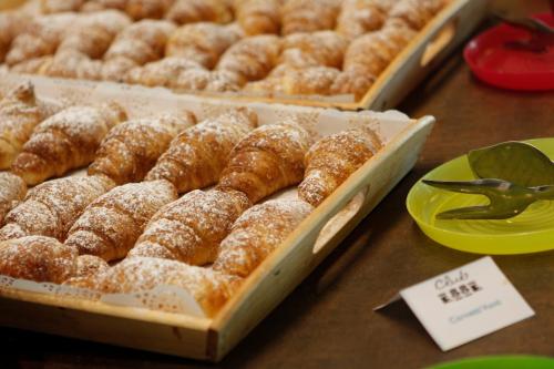 Dos bandejas de donas en polvo sobre una mesa en Hotel Mediterraneo, en Montesilvano