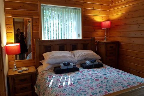 מיטה או מיטות בחדר ב-Luxurious lodge, Hot tub at Rudyard Lake, couples or small family