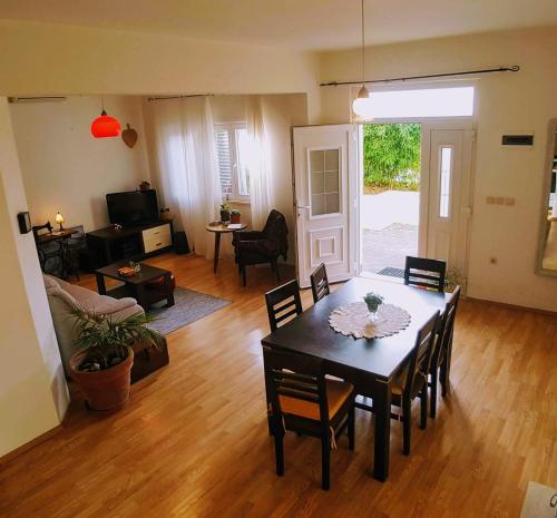un salon avec une table à manger et un salon dans l'établissement Spacious garden house, Orebić (4+1), à Orebić