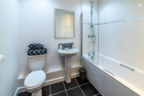 uma casa de banho com um WC, um lavatório e uma banheira em Lady Bay Apartments em Nottingham