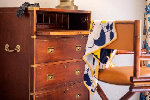 a wooden dresser with a microwave on top of it at Grand Hotel De Rose in Scalea