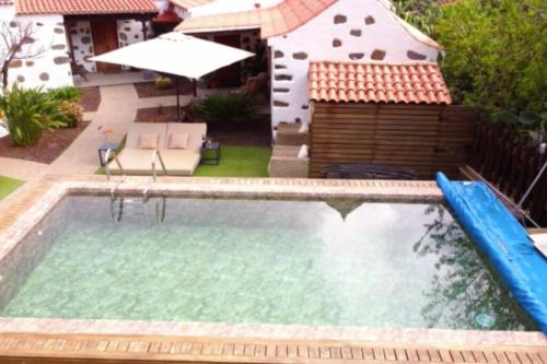 a swimming pool in a backyard with a swimming pool at La Casona Del Almendro in San Bartolomé de Tirajana