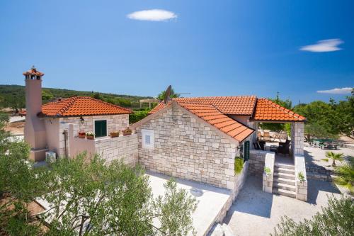 une maison en pierre avec un toit orange dans l'établissement Villa Agape, à Mirce