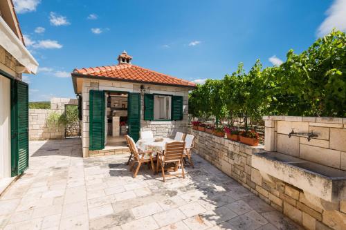 une terrasse avec une table et des chaises devant une maison dans l'établissement Villa Agape, à Mirce