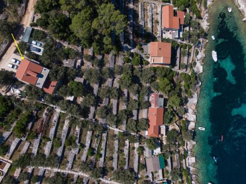 een luchtzicht op huizen en de oceaan bij Olive's Garden House in Vela Luka