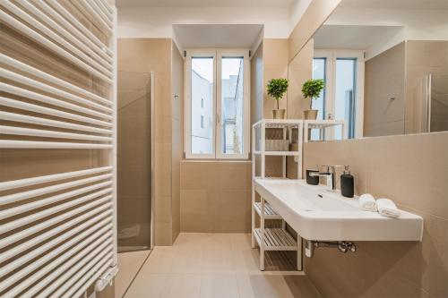 a bathroom with a sink and a shower at easy flat Molino in Vienna