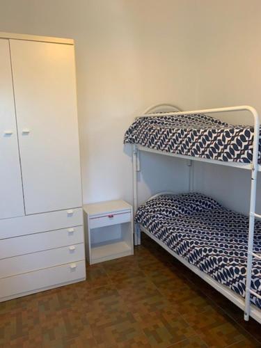 a bedroom with a bunk bed and a dresser at Appartamento vicino mare in Crotone