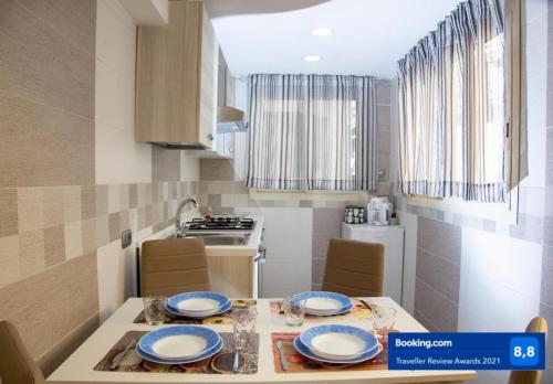 kuchnia ze stołem z niebiesko-białymi płytami w obiekcie domus bianchi w mieście Napoli