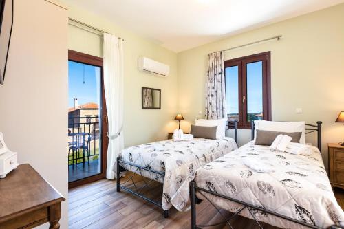 Un pat sau paturi într-o cameră la Roustika 4 Seasons