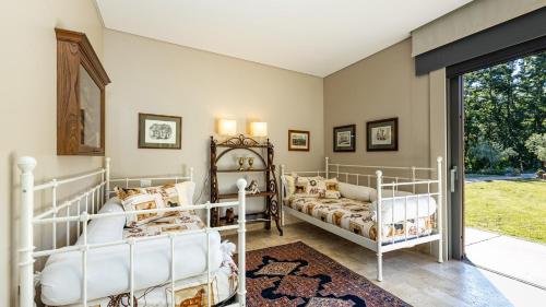 Ένα ή περισσότερα κρεβάτια σε δωμάτιο στο Villa Airone 12, Emma Villas