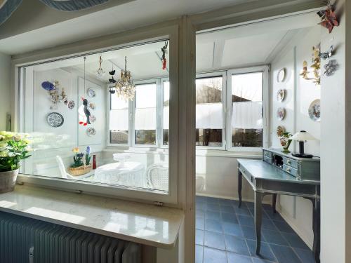 加爾米施－帕騰基興的住宿－FeWo Wankblick，厨房设有水槽和窗户。