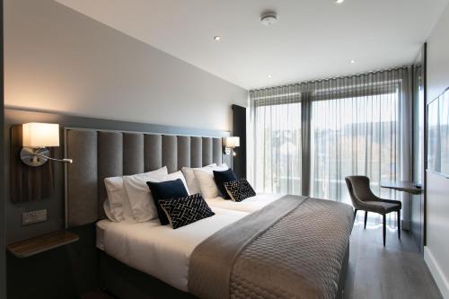A bed or beds in a room at Custom House Apartments