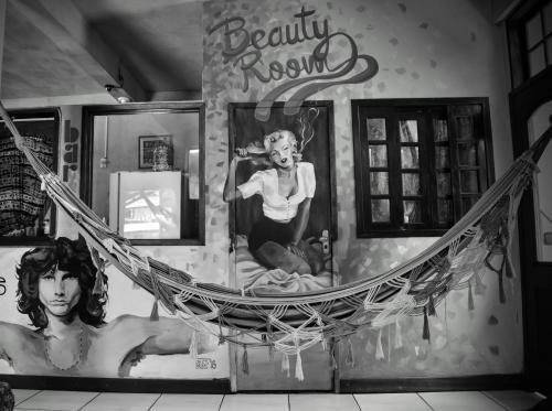 a room with a hammock on the wall at Leo's Clan Beach Hostel in Paraty