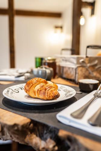 een bord croissants zittend op een tafel bij La Maison du Corsaire in Honfleur