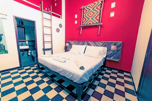 a bed in a room with a blue floor at Masaya Santa Marta in Santa Marta