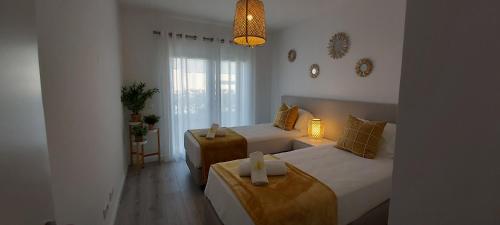 Säng eller sängar i ett rum på Albufeira beach apartment