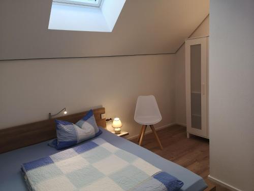 una camera con letto e lucernario di FeWo Rügshofen a Gerolzhofen