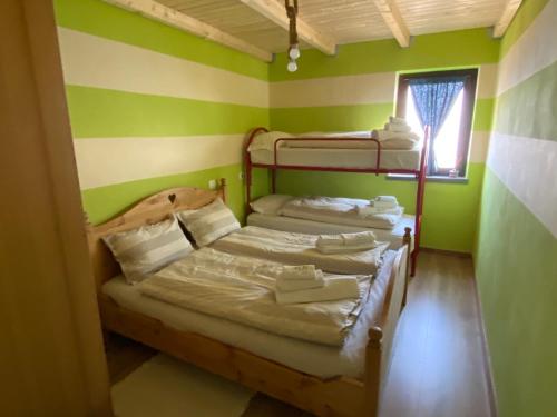 two bunk beds in a room with green walls at Alice’s House in Fonteno