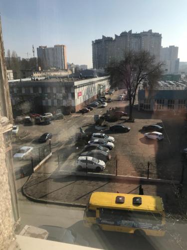 Apartment for a pleasant stay في أوديسا: حافلة المدرسة الصفراء تقف في موقف للسيارات