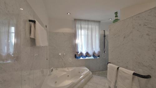 Phòng tắm tại Villa Alida 12, Emma Villas