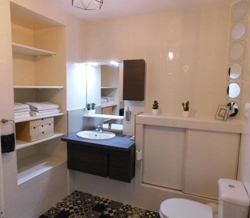 een badkamer met een wastafel en een toilet bij Gîte de la Côte in Viéville
