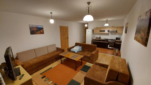 sala de estar con sofá y mesa en Willa Pod Kopiencem en Zakopane