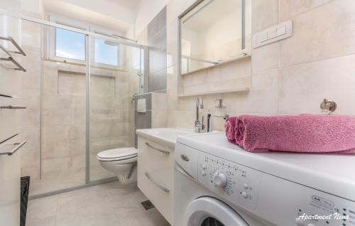 biała łazienka z umywalką i toaletą w obiekcie Apartmani Nena i Ilka w Puli
