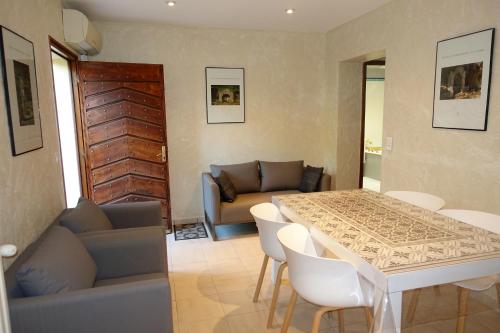 un salon avec une table et un canapé dans l'établissement CASA NEPITA avec clim sur vue grandiose, à Santa-Lucia-di-Tallano