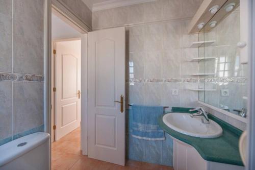 マスパロマスにあるDúplex con jardín y buenas vistasの洗面台と浴槽のあるバスルーム