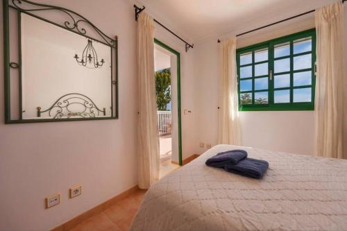 Una cama o camas en una habitación de Dúplex con jardín y buenas vistas
