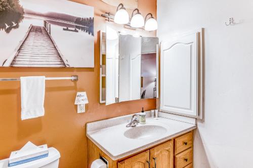 een badkamer met een wastafel en een spiegel bij Aspenwood 4259 in Pagosa Springs