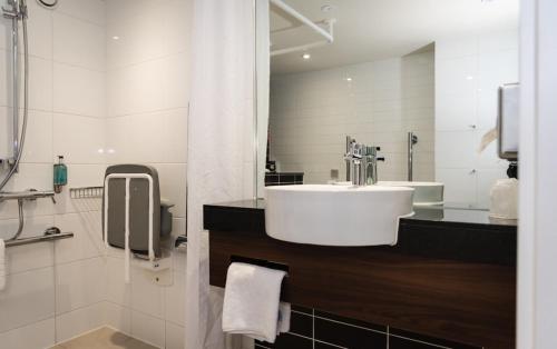 Ett badrum på Holiday Inn Express London - ExCel, an IHG Hotel