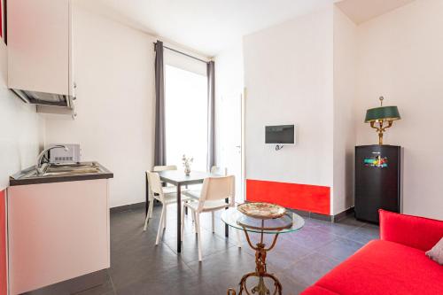Il comprend une cuisine et un salon avec une table. dans l'établissement Arka Apartments, à Naples