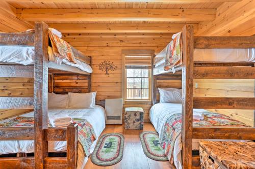 En eller flere køyesenger på et rom på Poconos Family Fun Waterfront Cabin with Deck!