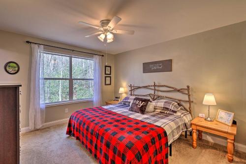 Ένα ή περισσότερα κρεβάτια σε δωμάτιο στο Greystone Creekside Cabin Hike, Fish and Explore!
