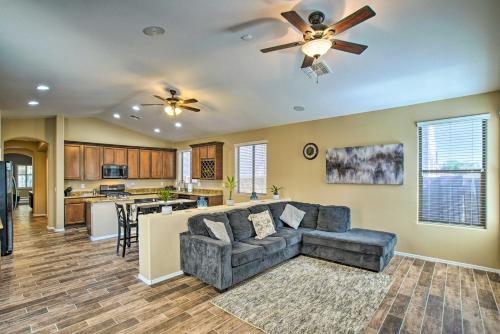 Η κουζίνα ή μικρή κουζίνα στο Surprise Home with Heated Pool and Deck