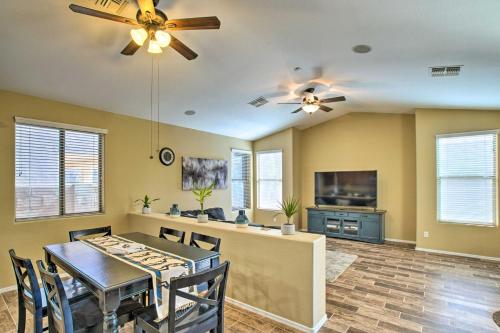 Μια τηλεόραση ή/και κέντρο ψυχαγωγίας στο Surprise Home with Heated Pool and Deck