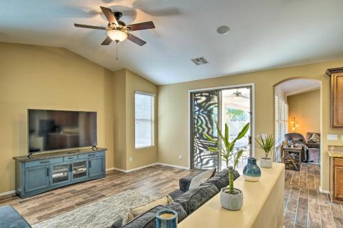 Μια τηλεόραση ή/και κέντρο ψυχαγωγίας στο Surprise Home with Heated Pool and Deck