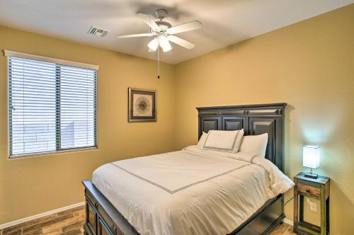 Ένα ή περισσότερα κρεβάτια σε δωμάτιο στο Surprise Home with Heated Pool and Deck